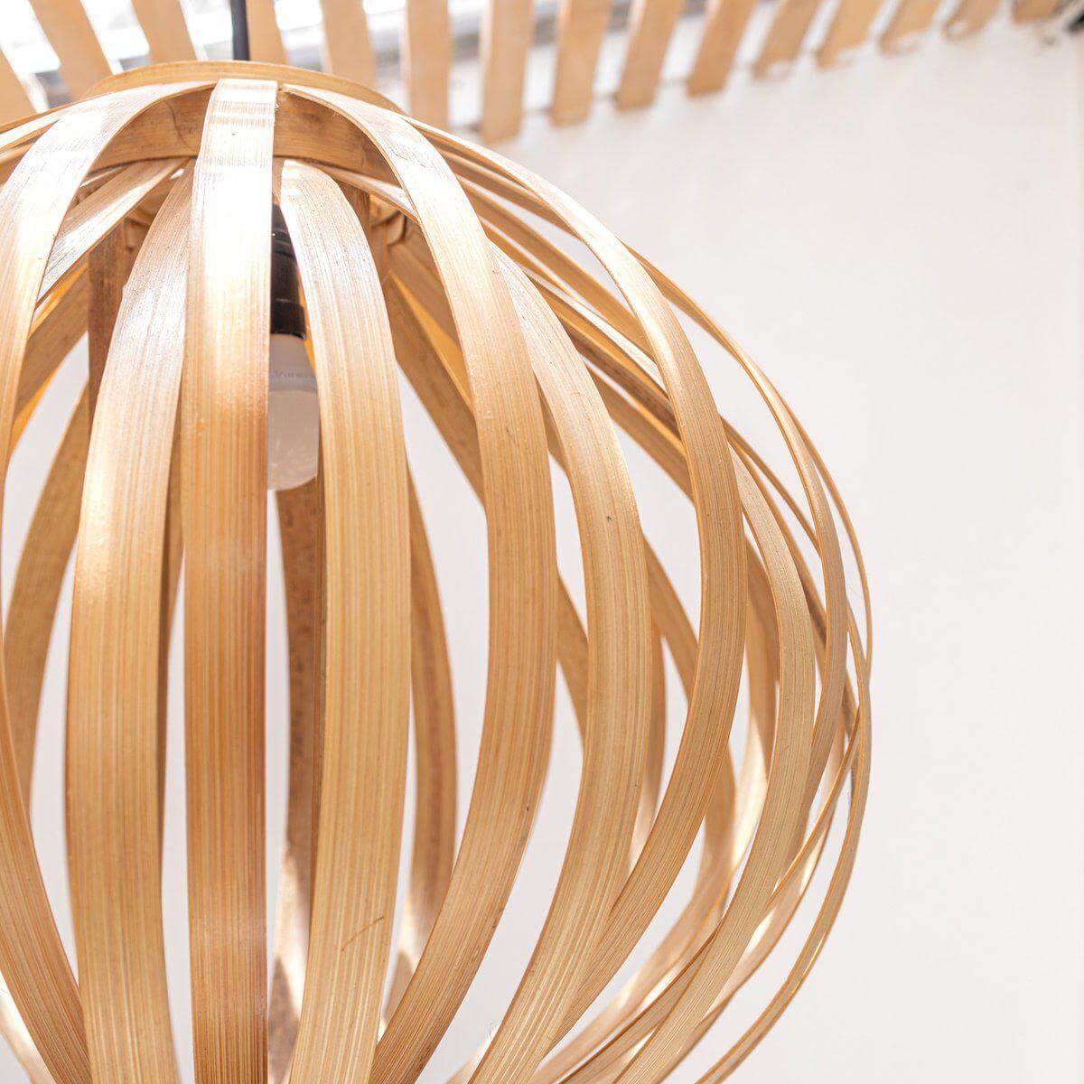 Bamboelamp Ubud met bolvormige plafondlamp, handgemaakt van natuurlijke bamboevezels, 43 cm diameter en 41 cm hoogte.