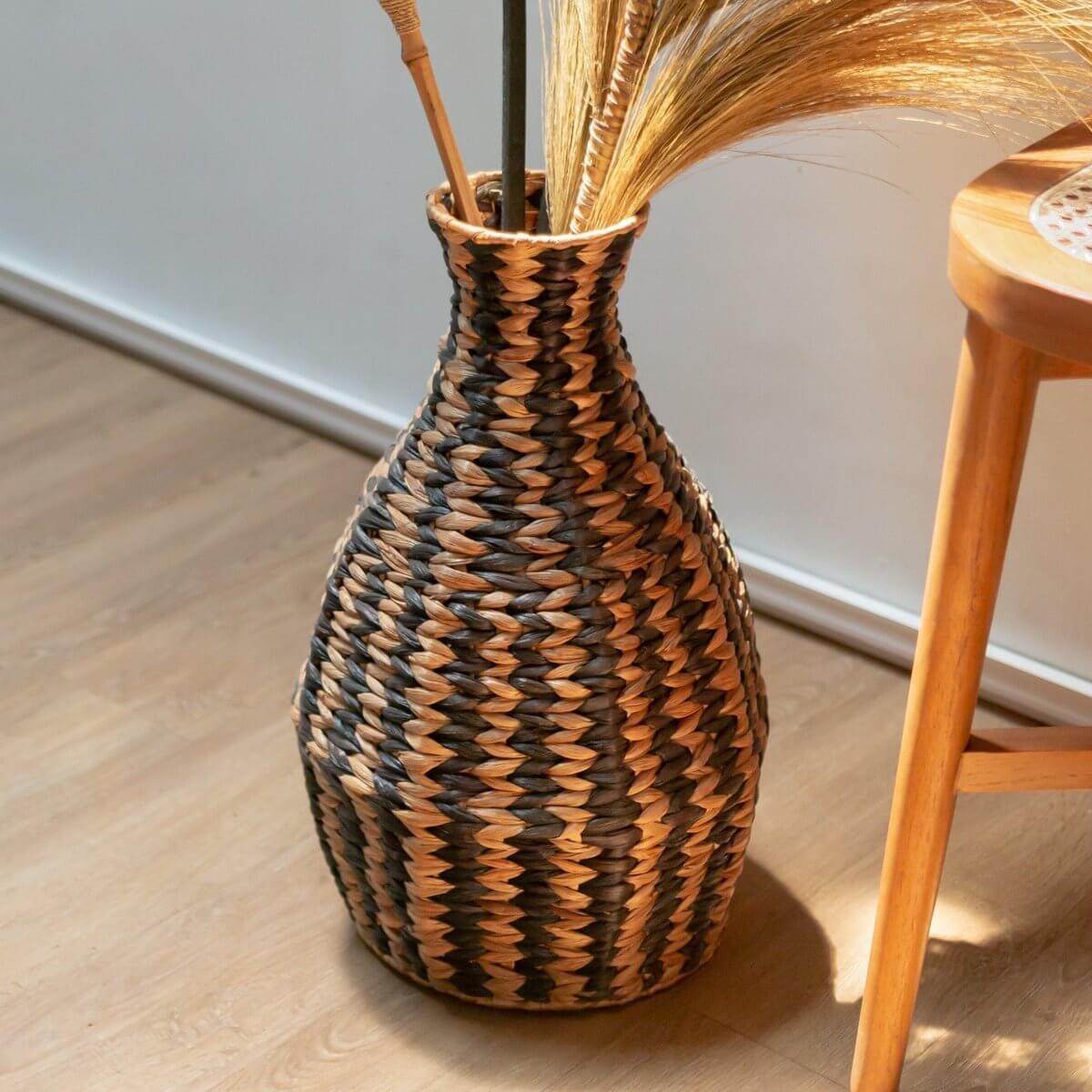 Boho vaas Dayana, handgeweven van waterhyacint met een gestreept patroon in natuurlijke en zwarte tinten, perfect voor droogbloemen.
