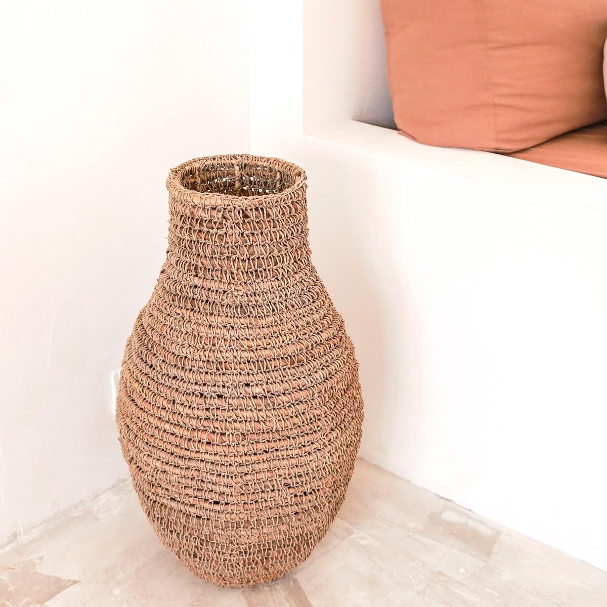 Handgemaakte boho vaas van bananenvezels, 30 cm breed, 56 cm hoog, perfect voor droogbloemen, duurzaam en plasticvrij.