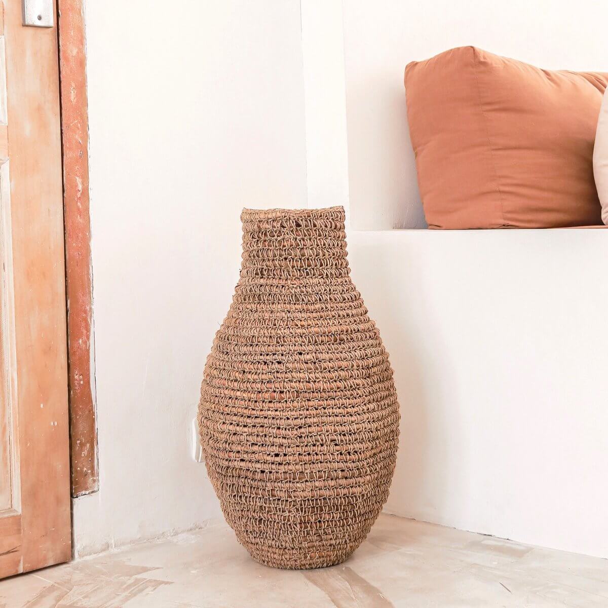 Boho vaas SAKRA van bananenvezels, 30 cm breed, 56 cm hoog. Perfect voor droogbloemen, handgemaakt en duurzaam.