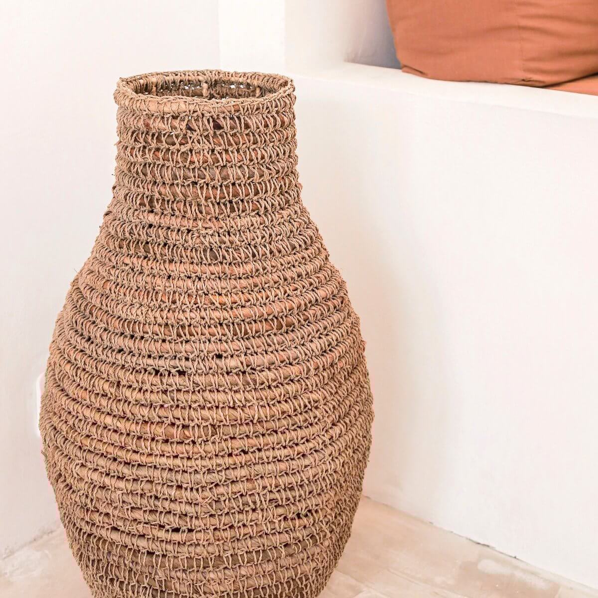 Grote handgemaakte boho vaas SAKRA van bananenvezels, perfect voor droogbloemen, 56 cm hoog, 30 cm doorsnede, plasticvrij verpakt.