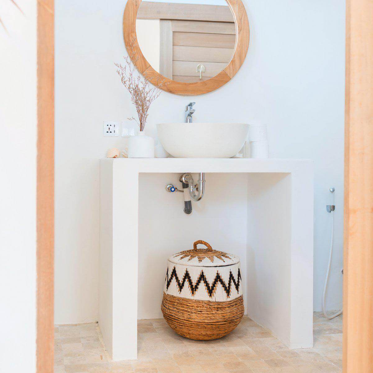 Alt Tag: Boho wasmand Palem onder moderne wastafel, elegant en functioneel ontwerp met duurzame materialen.