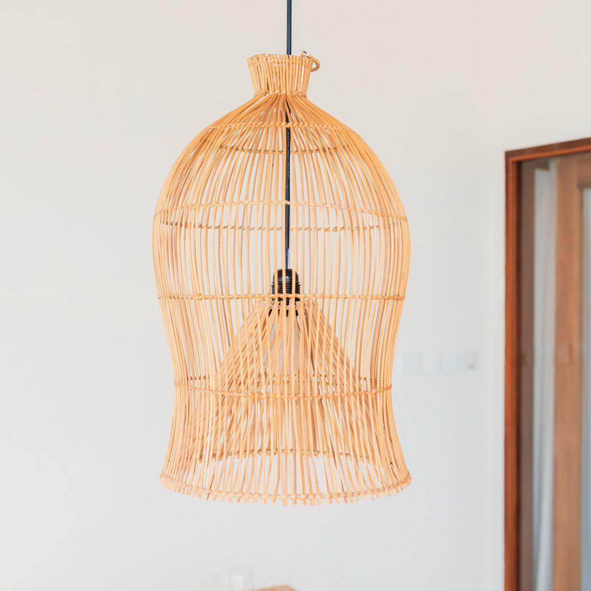 Boho hanglamp MAHARA van natuurlijk rotan, Ø35 cm, sfeervolle handgemaakte plafondlamp voor een rustgevende inrichting.
