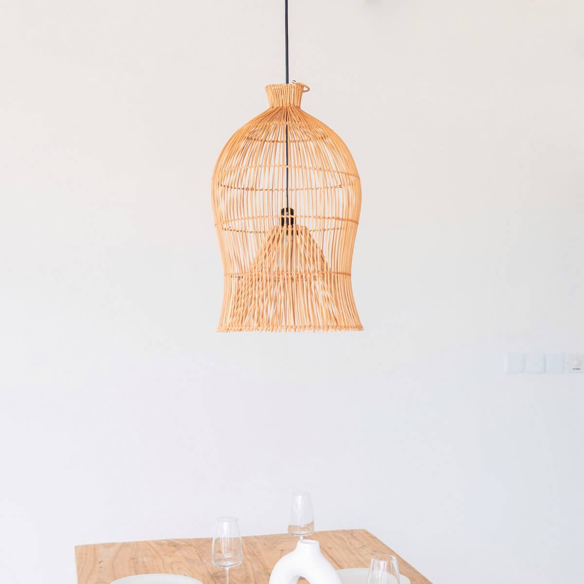 Boho hanglamp MAHARA van rotan, handgemaakt plafondlamp met warm licht en schaduwpatronen voor een gezellige sfeer in huis.