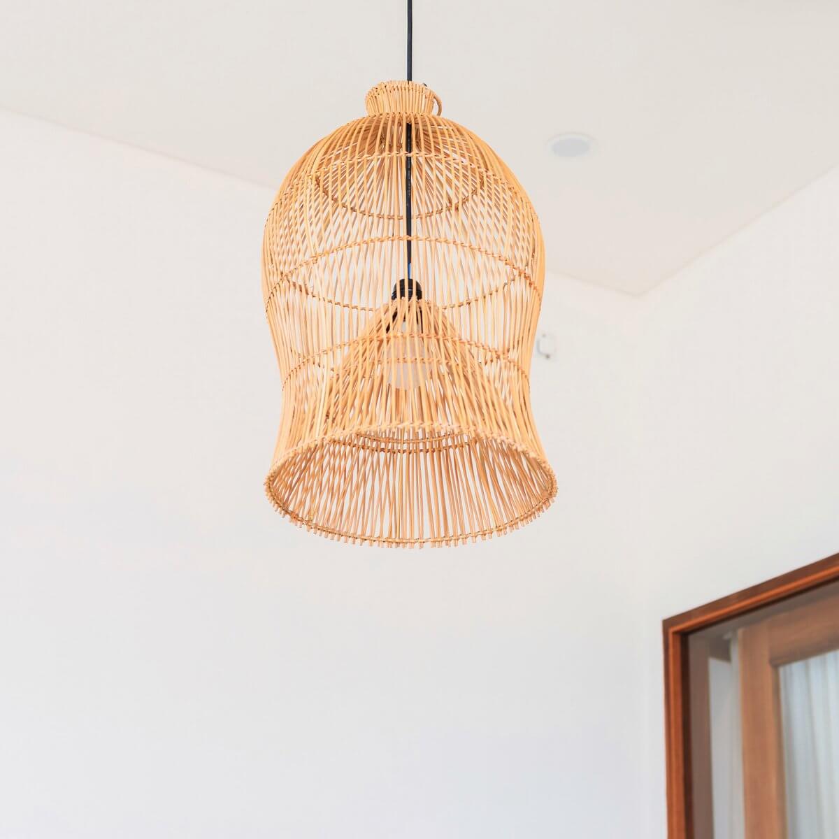 Boho hanglamp MAHARA Ø35 cm van natuurlijk rotan, handgemaakte lampenkap die warme schaduwpatronen werpt voor een gezellige sfeer.