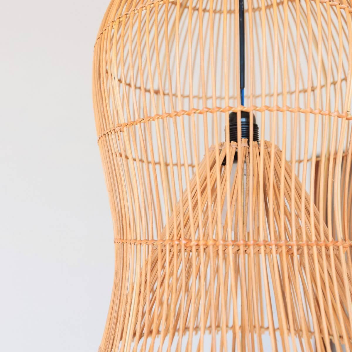 Boho hanglamp MAHARA met handgemaakte rotan kap, flesvormig ontwerp. Creëert warme, gezellige sfeer en schaduwpatronen in huis.
