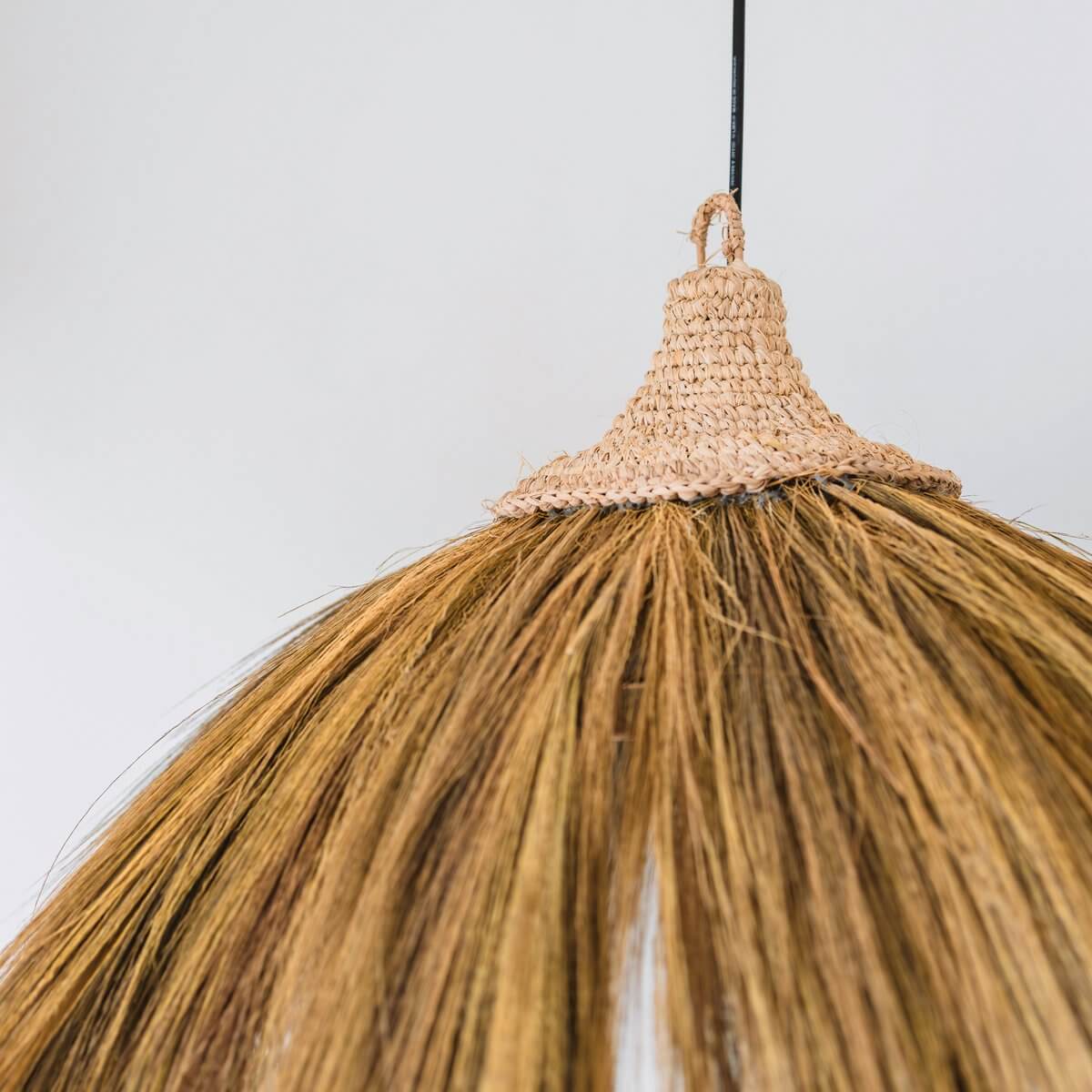 Decoratieve Boho hanglamp Mawana met zeegrasvezels in natuurlijke tint, creëert een serene en tropische sfeer. Ø 53 cm.