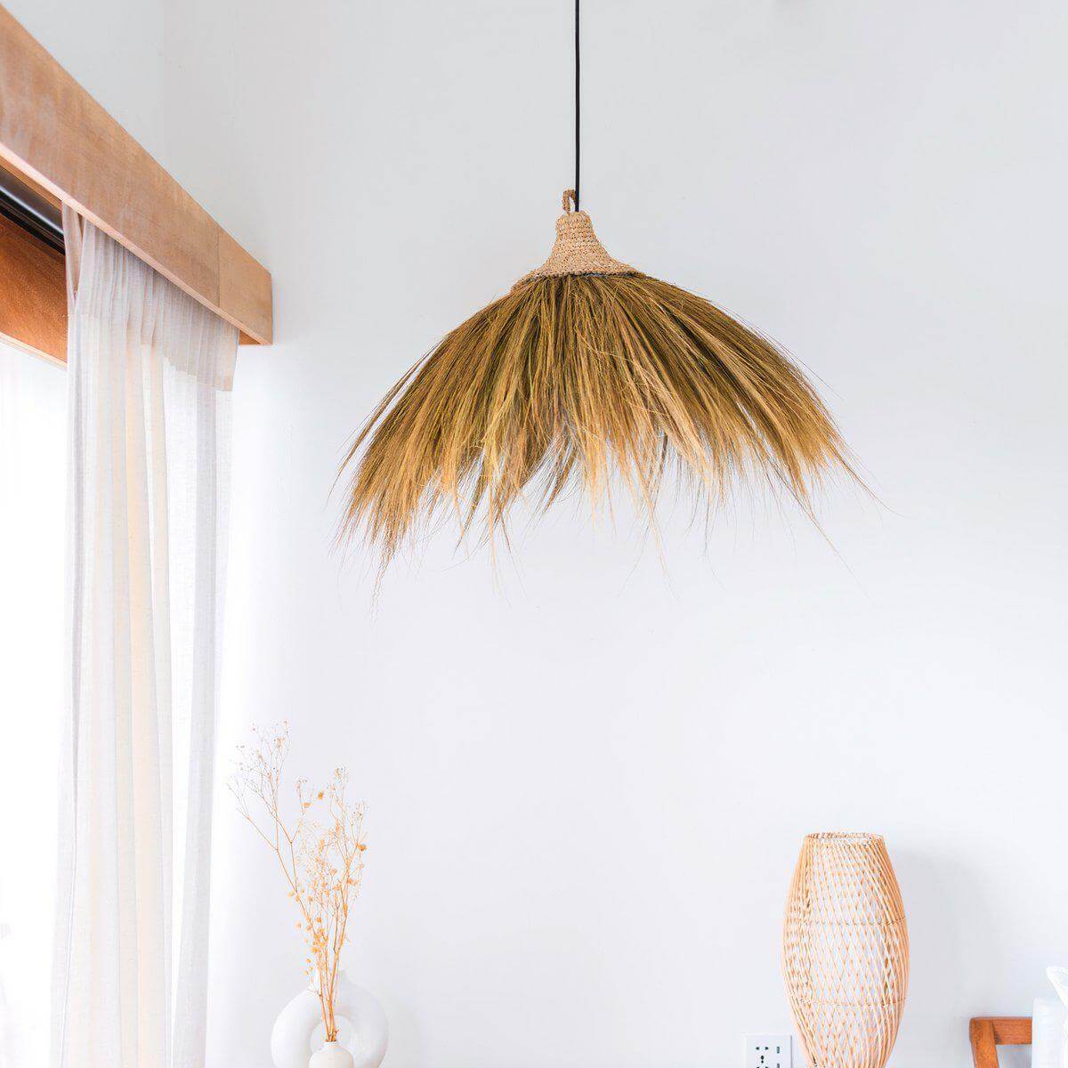 Boho hanglamp Mawana met zeegrasvezels creëert een exotische en gezellige sfeer in huis.