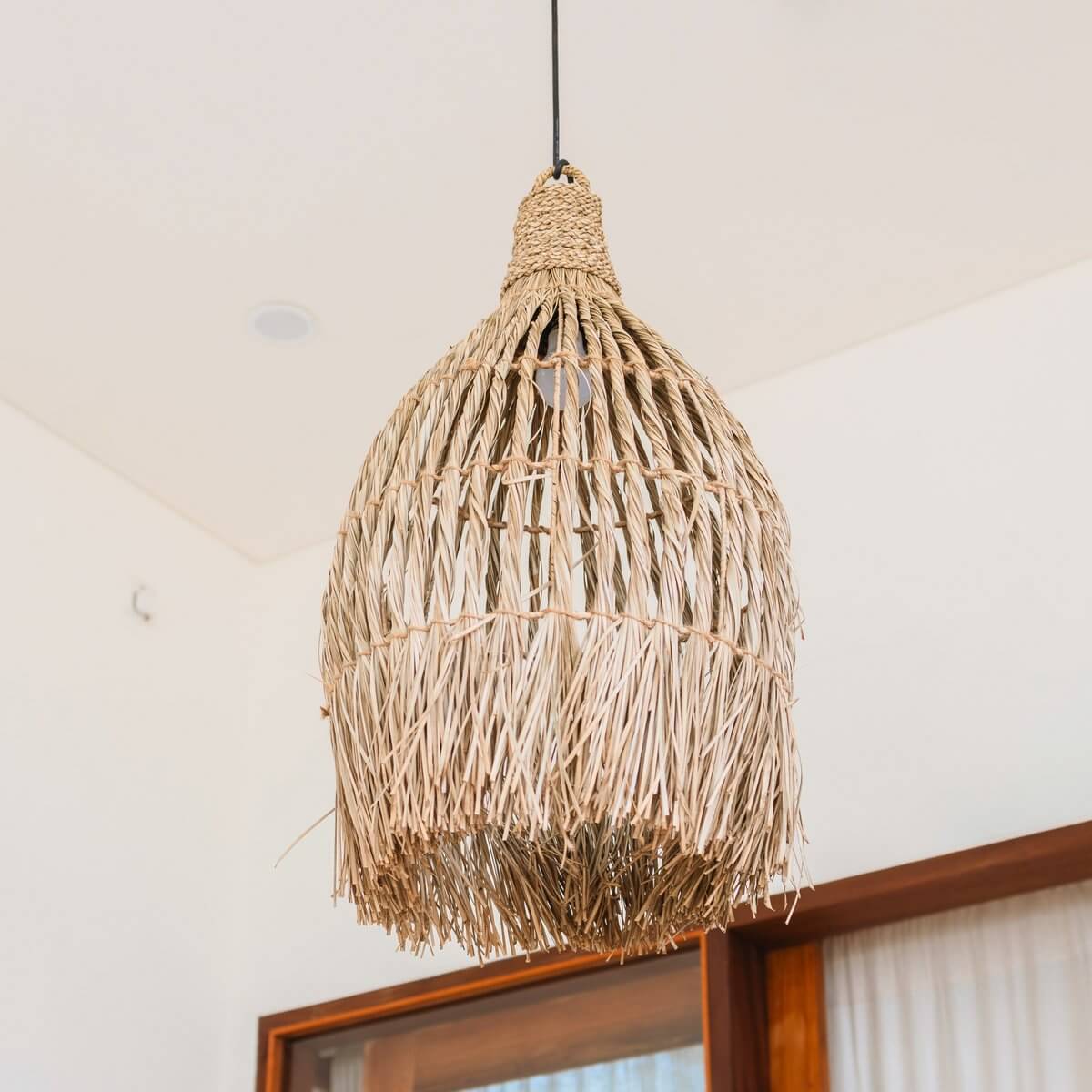 Handgeweven boho lampenkap Lampung van zeegras, Ø 40 cm, creëert elegant lichtspel en sfeer in huiselijke ruimtes.