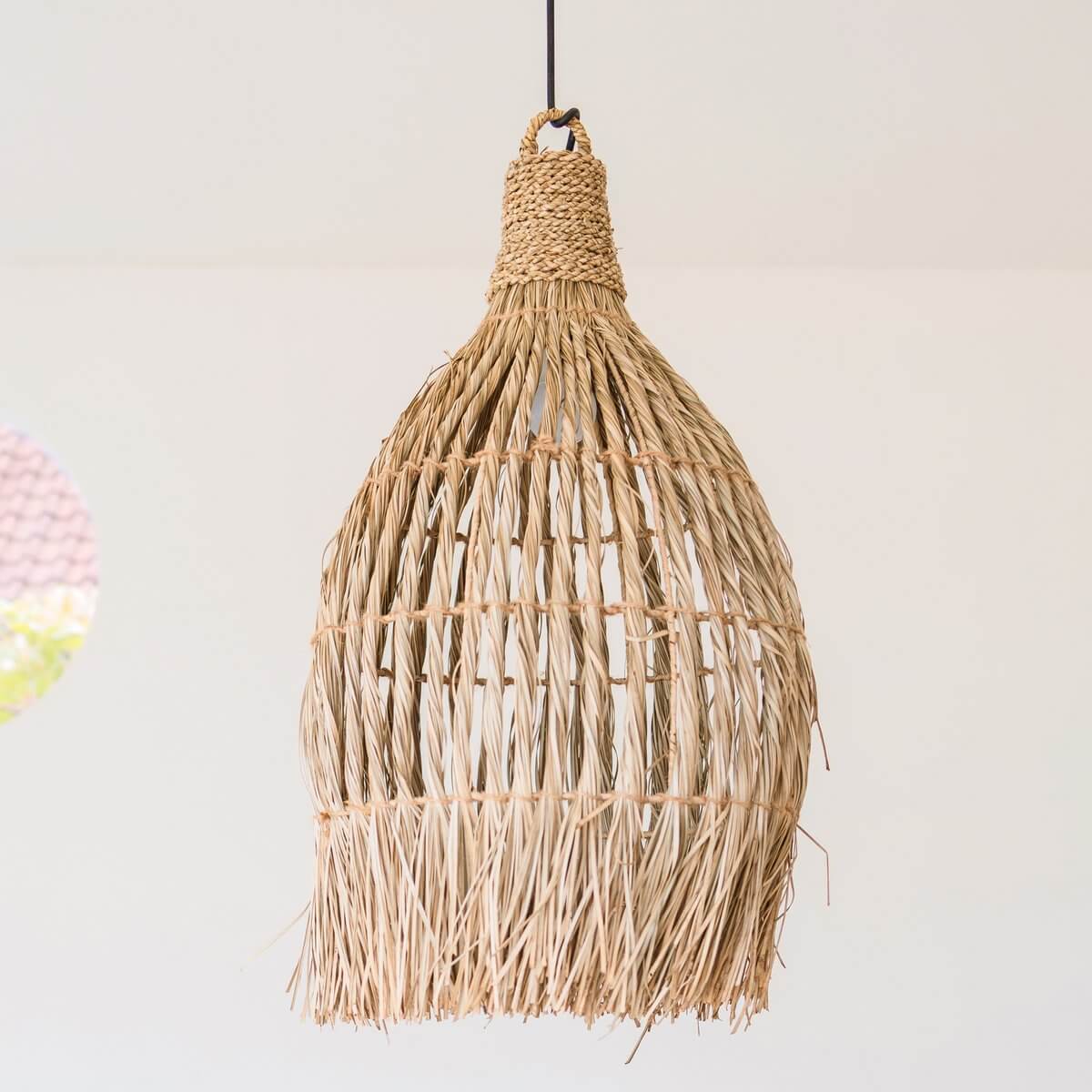 Boho lampenkap Lampung, handgeweven zeegras, creëert een warme sfeer in huis. Perfect voor woonkamer of eetkamer.