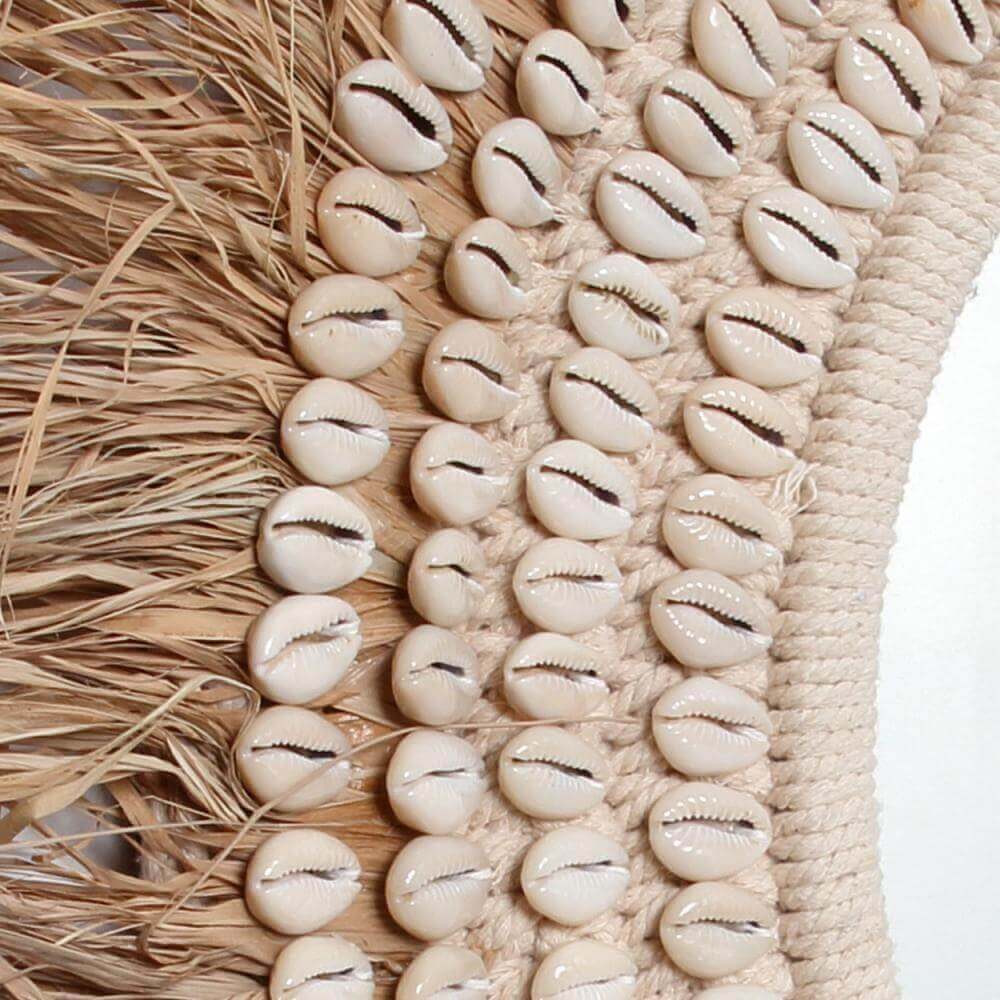 Boho spiegel met raffia en schelpen, perfect voor een interieur met bohemien en kust vibes.
