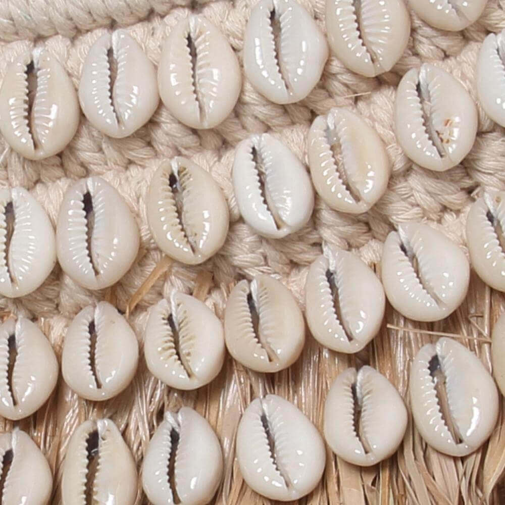 Detail van de handgemaakte Boho spiegel met raffia en schelpen, perfecte mix van bohemien en kuststijl.