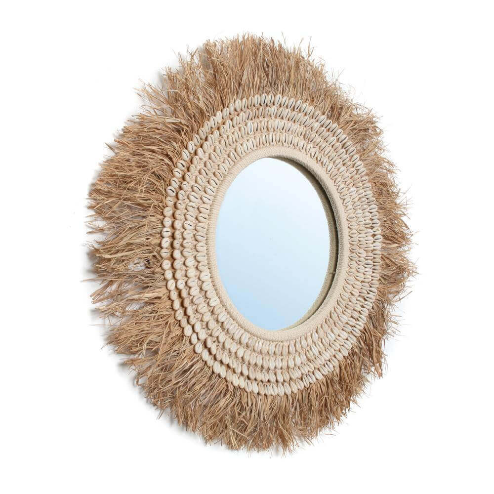 Boho spiegel met raffia en schelpen, perfecte mix van bohemien en kuststijl, unieke blikvanger voor elk interieur.
