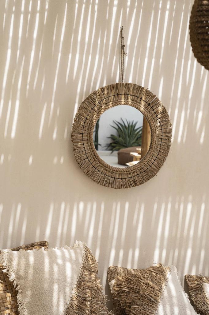 Boho spiegel The St Barth met kusttextuur, gemaakt van mooi gras. Perfecte decoratieve toevoeging voor een aardse interieurstijl.