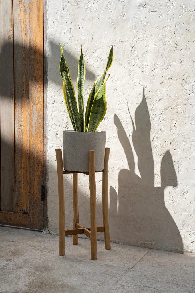 Boho vaas The Chalk High L met plant, teakhout en terracotta design, perfect voor plantenliefhebbers, interieur upgrade