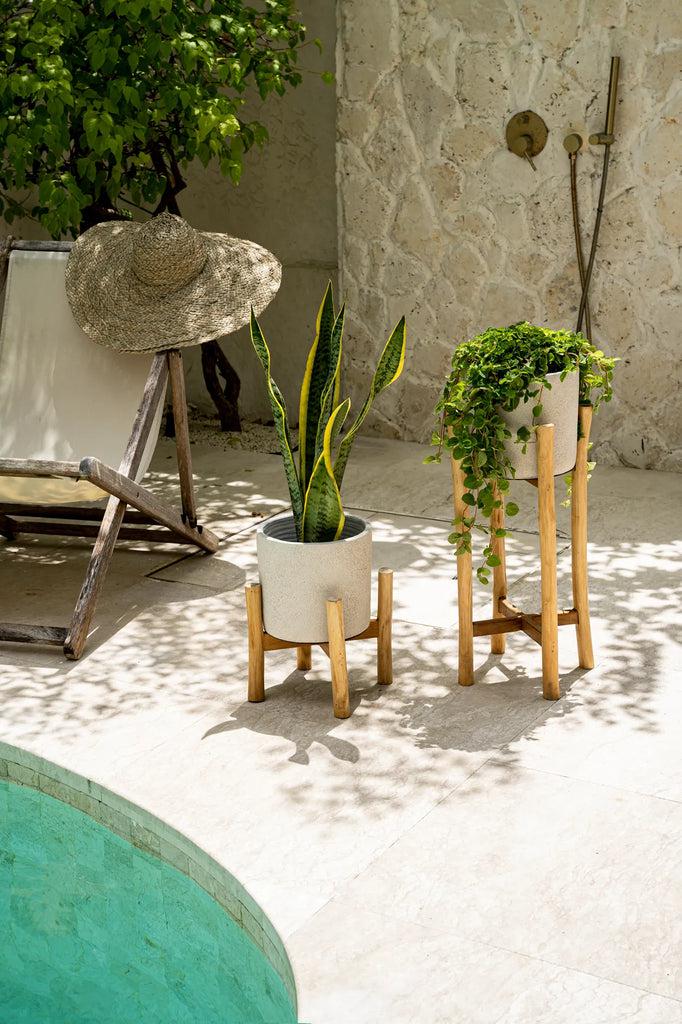 Zomerse tuin met Boho vaas The Chalk High naast een zwembad, omringd door tropische planten en strandstoel.