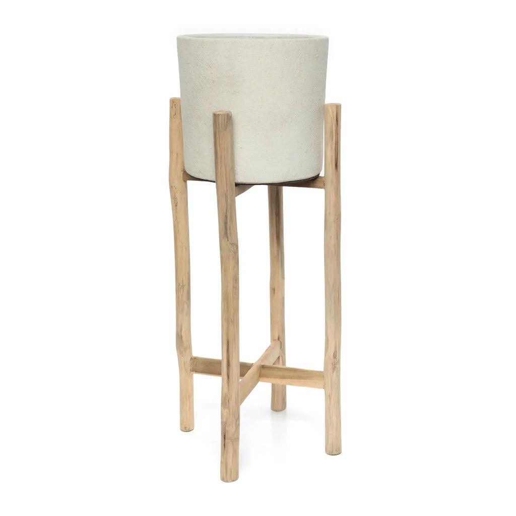 Stijlvolle boho vaas The Chalk High L met terracotta plantenbak op teakhouten standaard, ideaal voor interieur upgrade.