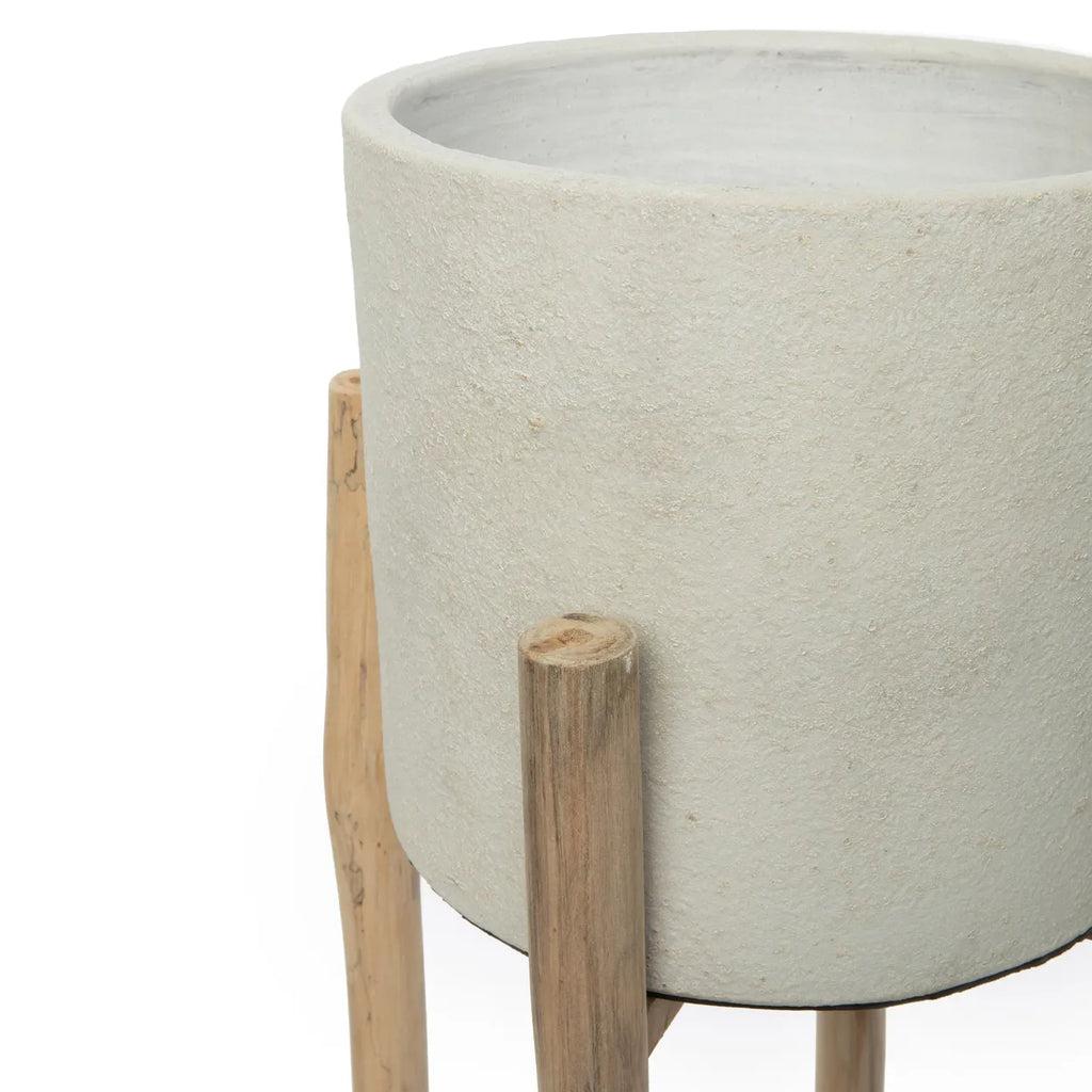 Boho vaas The Chalk High L in zachtgrijs terracotta op houten standaard. Perfecte upgrade voor interieur en plantenliefhebbers.