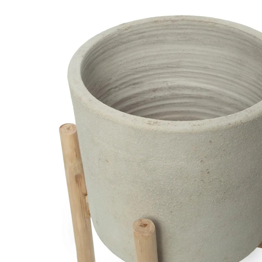 Boho vaas The Chalk High L van terracotta met teak houten standaard in zachtgrijs, perfect voor planten en interieurupgrade.