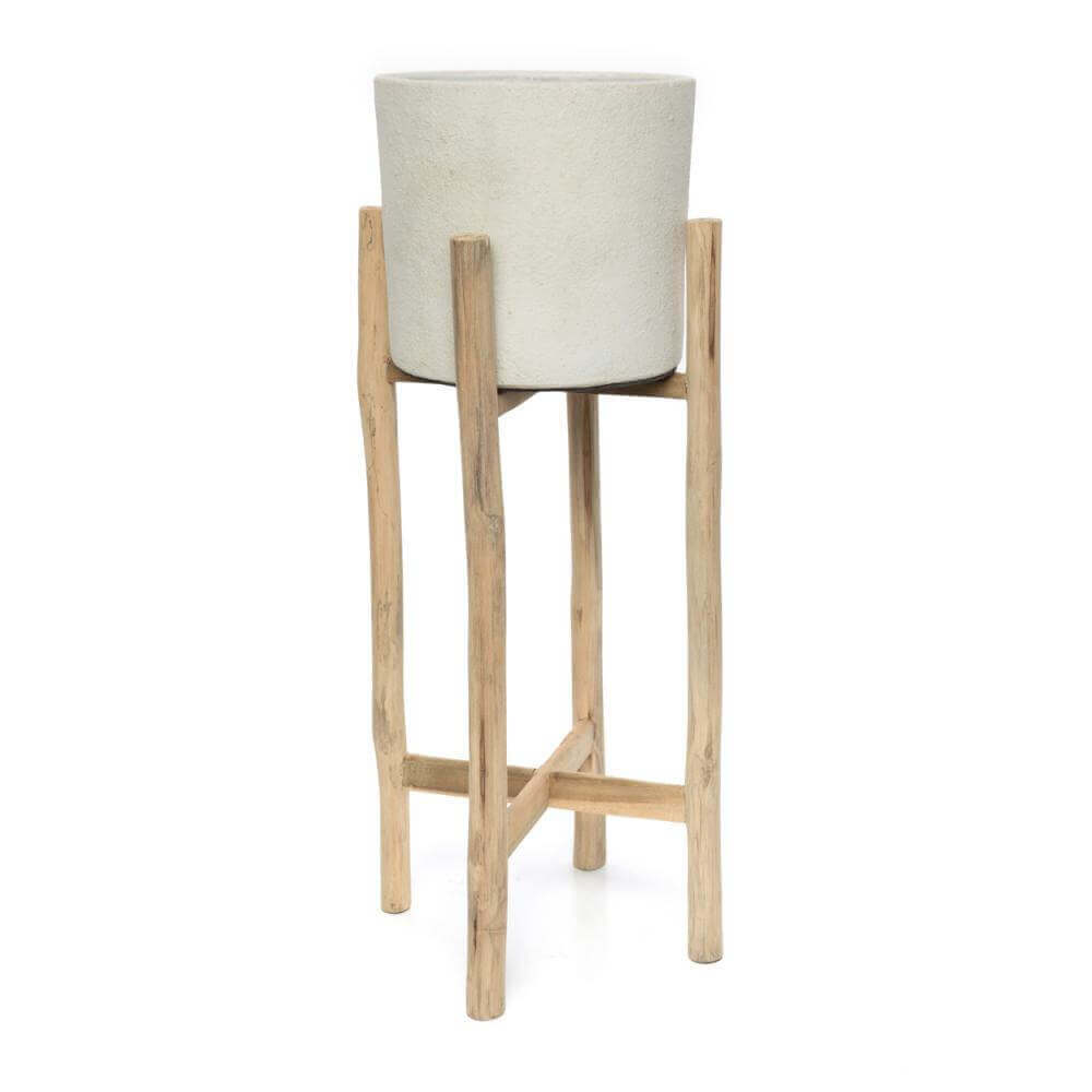 Boho vaas The Chalk High L in zachtgrijze terracotta op teakhouten standaard, ideaal voor plantenliefhebbers en interieurupgrade.