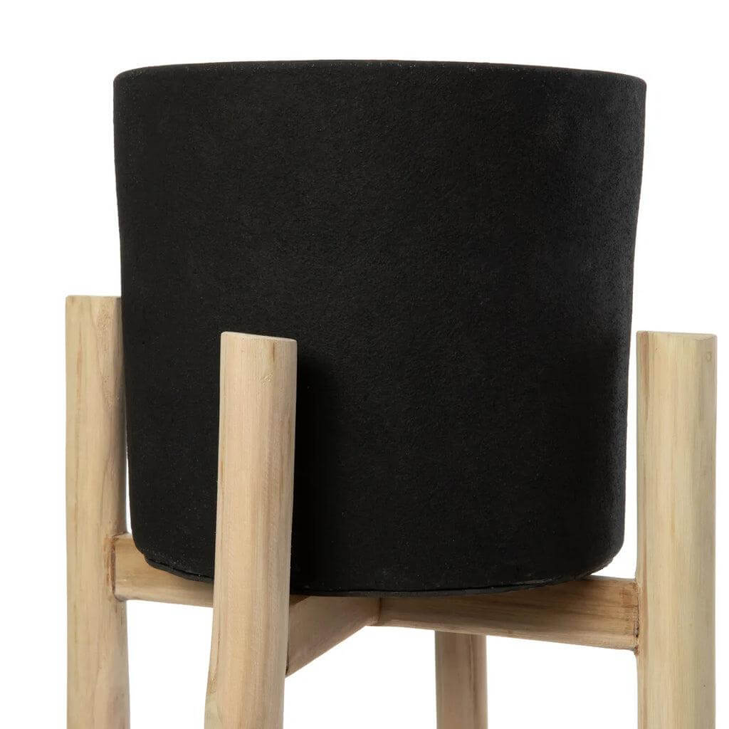 Zwarte terracotta plantenbak op teakhouten standaard, perfect voor je interieur upgrade - Boho vaas The Chalk High L.