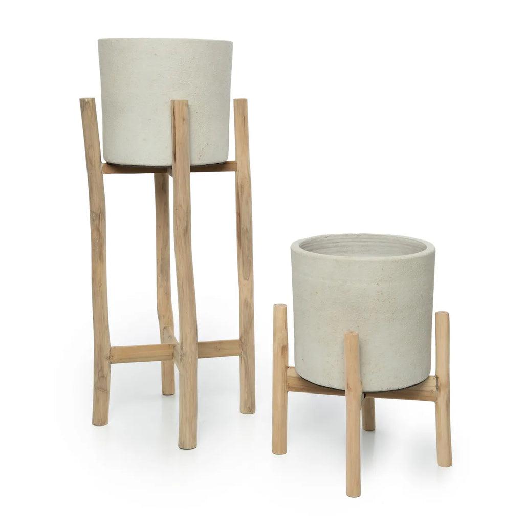 Boho vaas The Chalk High L en Low, terracotta plantenzakken op teakhouten standaarden, perfect voor plantenouders.