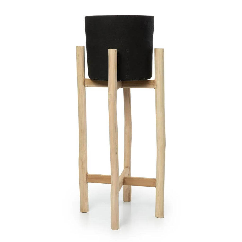 Hoge boho vaas van terracotta op teakhouten standaard, ideaal voor plantenliefhebbers die hun interieur willen upgraden.