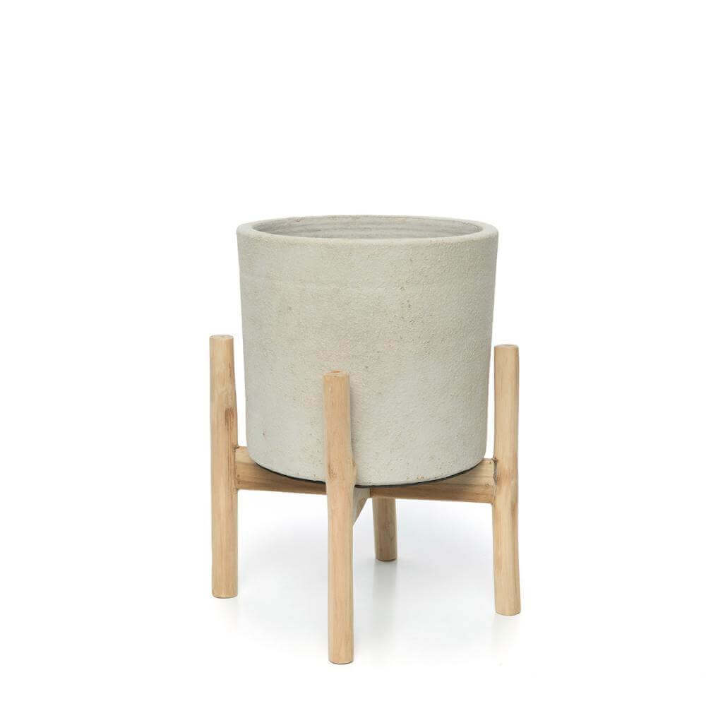 Boho vaas The Chalk High L met zachte grijze terracotta pot en teakhouten standaard, perfect voor plantenliefhebbers.