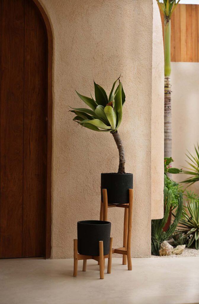 Boho vaas The Chalk High L van teakhout en terracotta in zachte grijze tint, perfect voor planten en interieur upgrade.