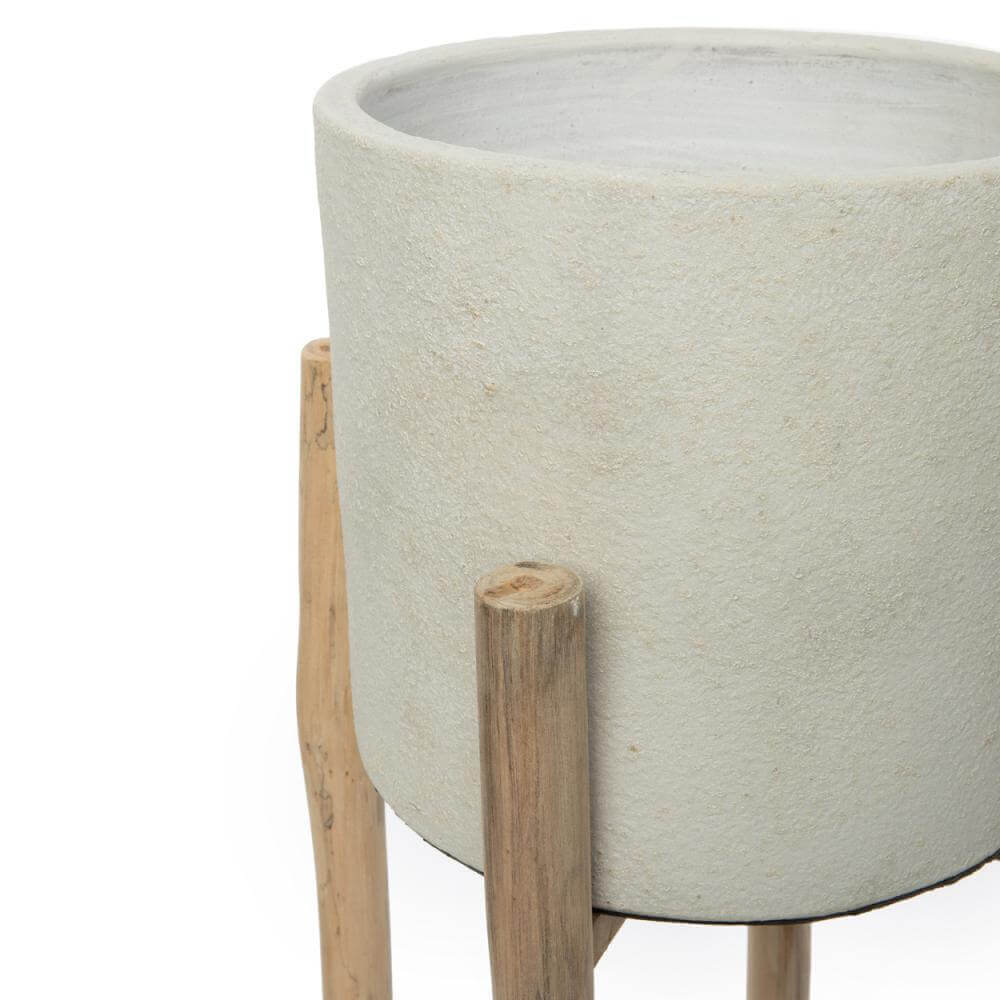 Boho vaas The Chalk High L, terracotta pot in grijs op teakhouten standaard, perfect voor plantenliefhebbers en interieurstyling.