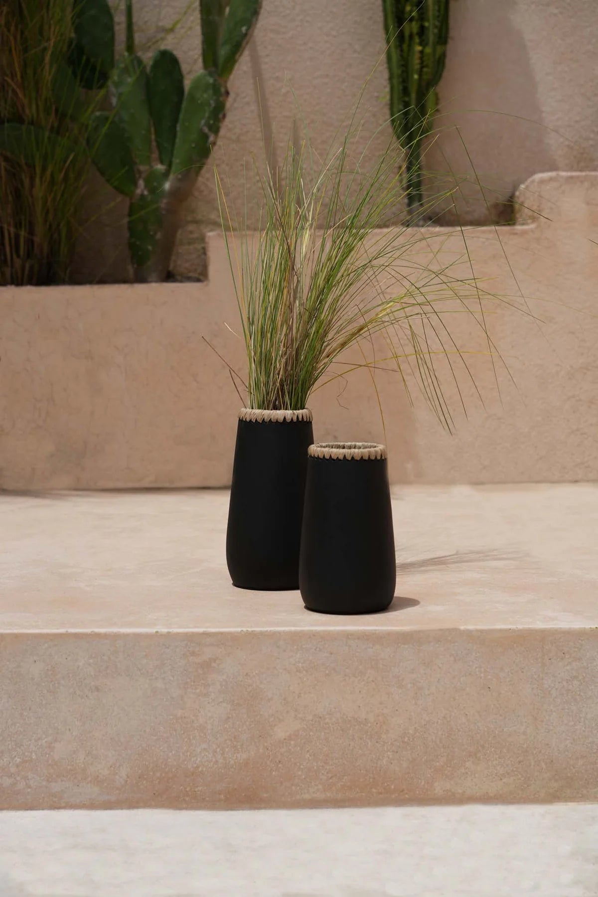 Stijlvolle Boho vaas 'The Sneaky' in zwart, handgemaakt design met natuurlijke uitstraling, perfect voor modern interieur.