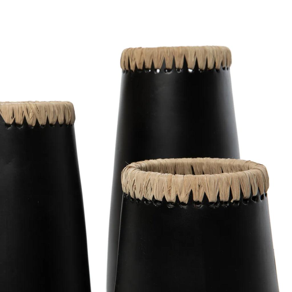 Zwarte Boho vaas met natureltouch - stijlvolle en stoere handgemaakte vaas voor modern en industrieel interieurdesign.