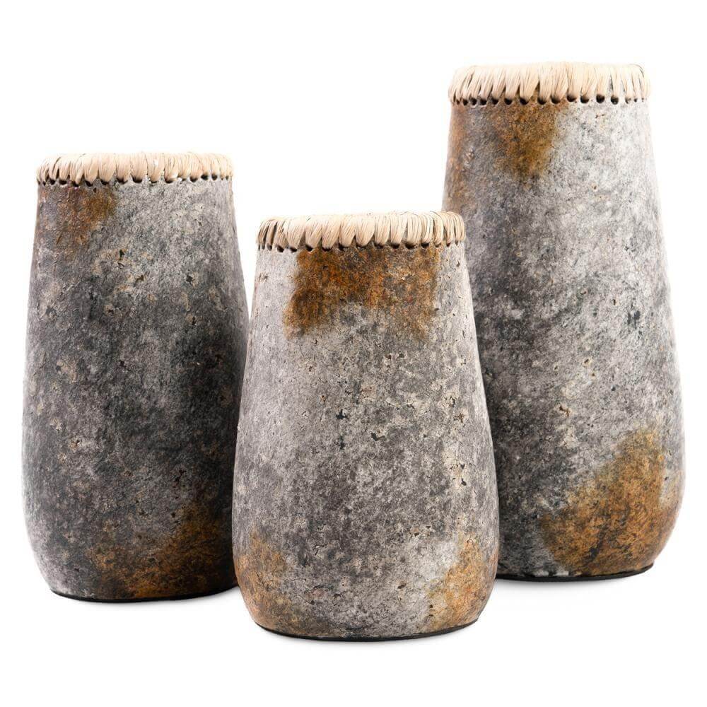 Boho vaas Sneaky antiek grijs met raffia detail, handgemaakt terracotta, bohemian charme voor elk interieur.