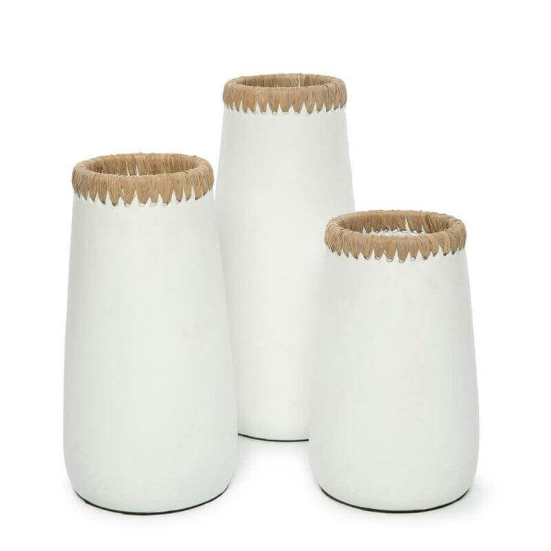 Drie witte Boho vazen met natuurlijke accenten, perfect voor een elegant en subtiel interieur.
