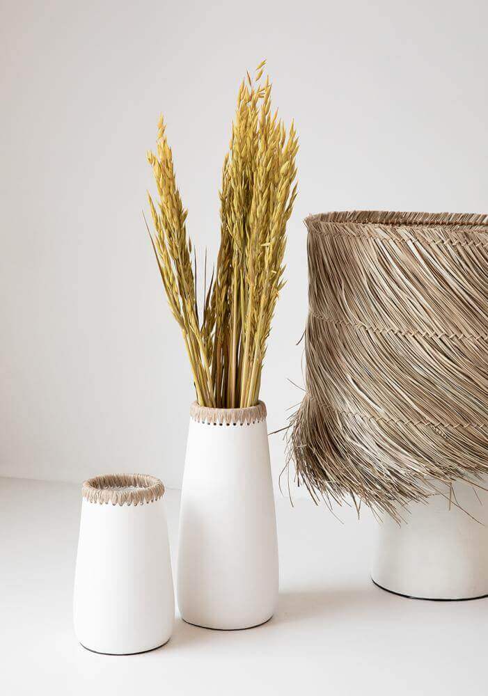 Stijlvolle handgemaakte Boho vazen - The Sneaky wit L met subtiele natuurlijke elegantie voor elk interieur.