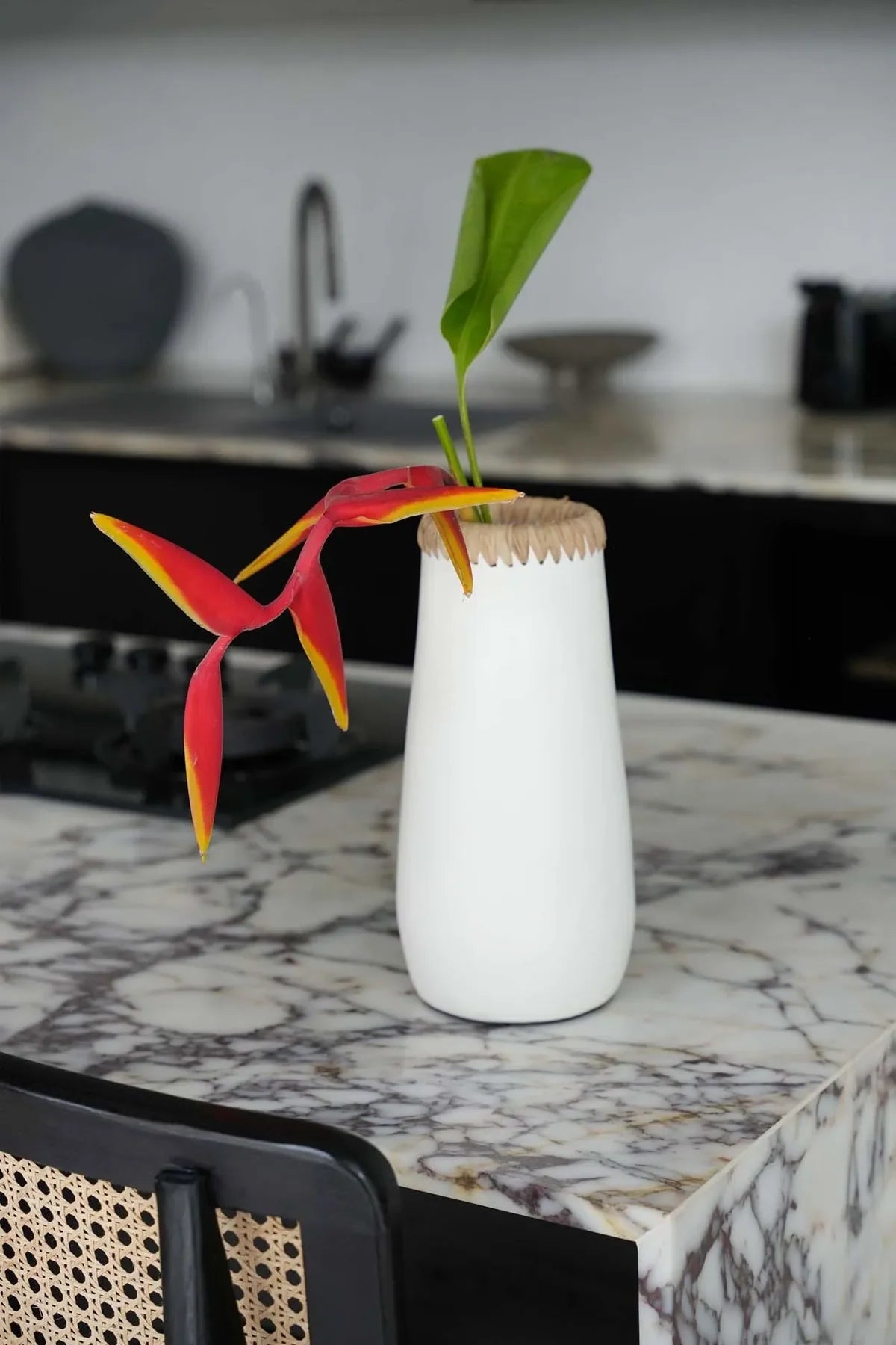 Boho vaas met subtiele elegantie, wit natuursteen, op marmeren tafel. Perfecte aanvulling voor elk interieur.