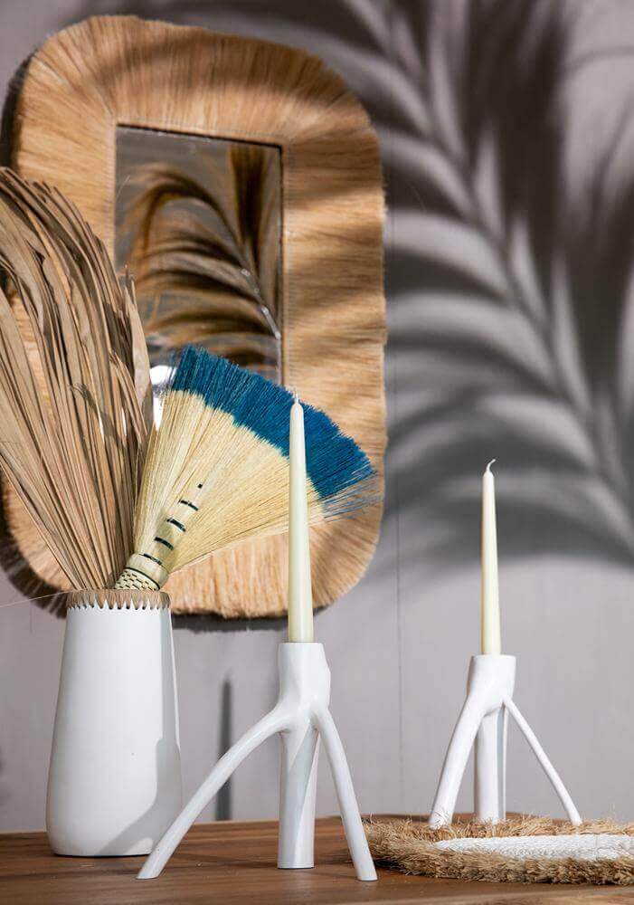 Boho vaas "The Sneaky" in wit met droge takken en moderne kaarsstandaard, elegantie voor elk interieur.
