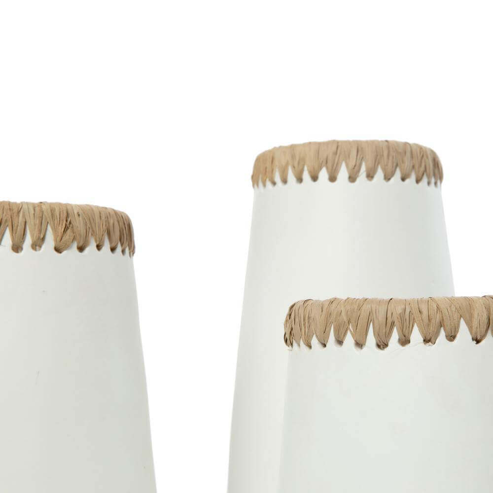 Boho vaas The Sneaky Wit L met subtiele elegantie, handgemaakt met organische vormen en neutrale tinten voor elk interieur.