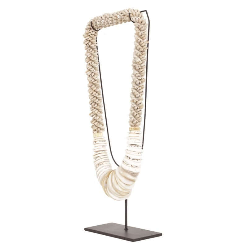 Alt Tag: Decoratieve D33 schelp ketting van Pole To Pole in wit, beige en zwart kleuren op standaard, hoogte 54cm, trend voor elk interieur.