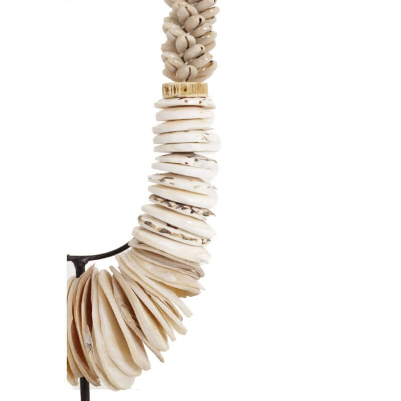 D33 schelp ketting met witte en beige schelpen, decoratief en trendy, perfect voor elke kamer. Pole To Pole merk.