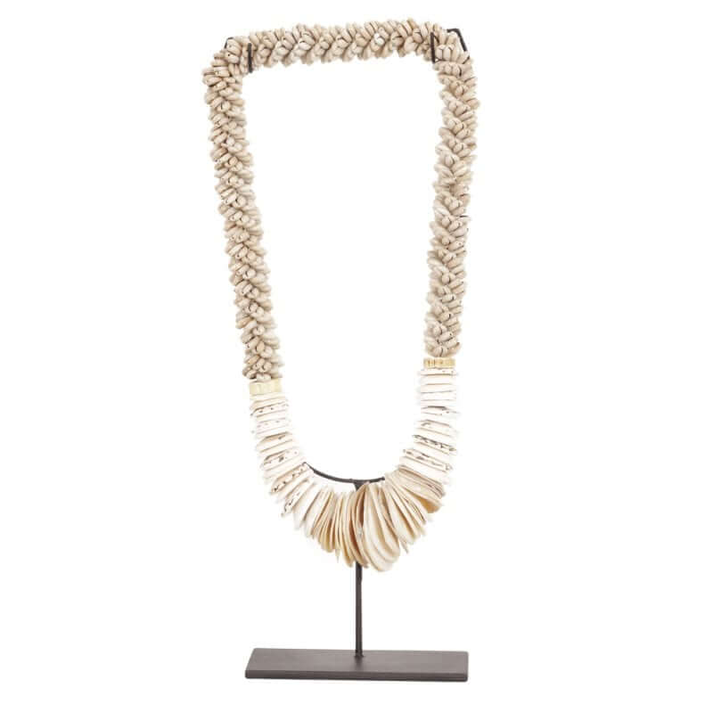 Witte en beige schelpketting D33 van Pole To Pole op standaard, trend voor elk type kamer, 54cm hoog. Materialen: schelp.