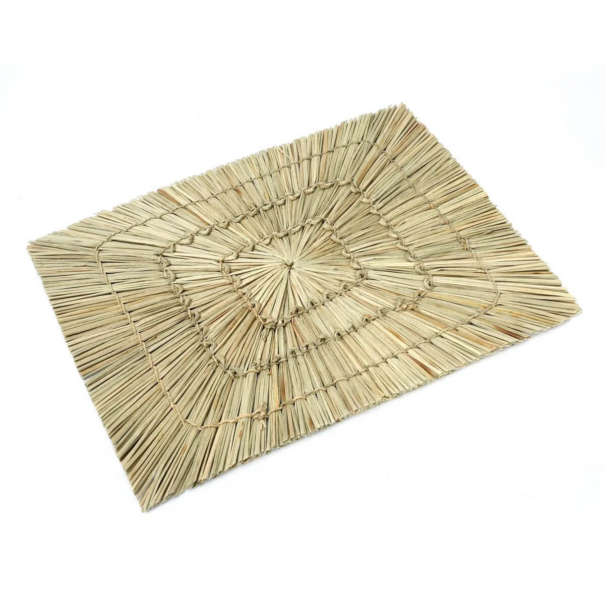 De Alang Alang rectangular bohemian placemat in natural grass tones, perfect for adding a stylish touch to your dining table.