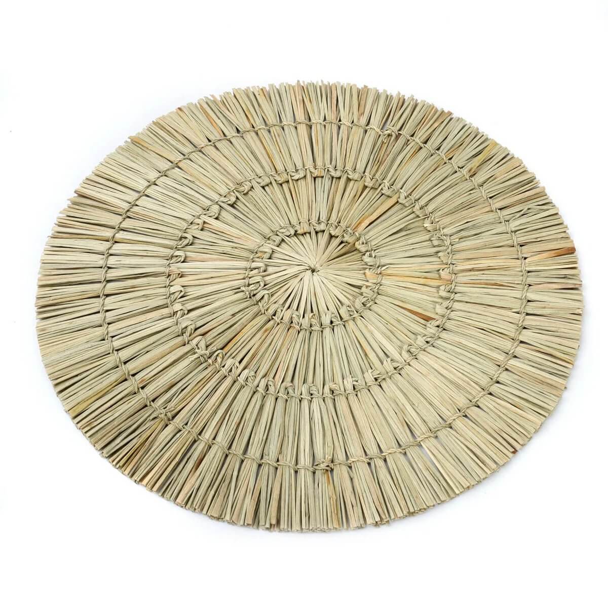 Bohemian style round placemat in natural grass, 38cm diameter, adds a rustic touch to any table setting. Lightweight and versatile.
