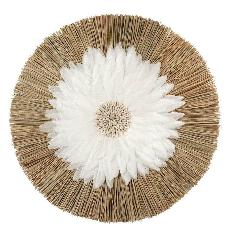 Alang Alang Feather Juju met witte veren en kaurischelpen op droog gras, voegt exotisch en natuurlijk accent toe aan uw interieur.