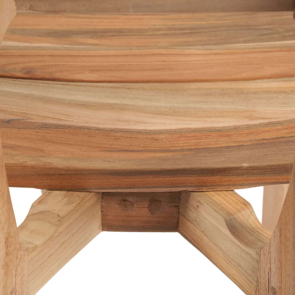 Close-up van de Arigato eetkamerstoel, gemaakt van gerecycled teakhout, geschikt voor binnen en buiten.