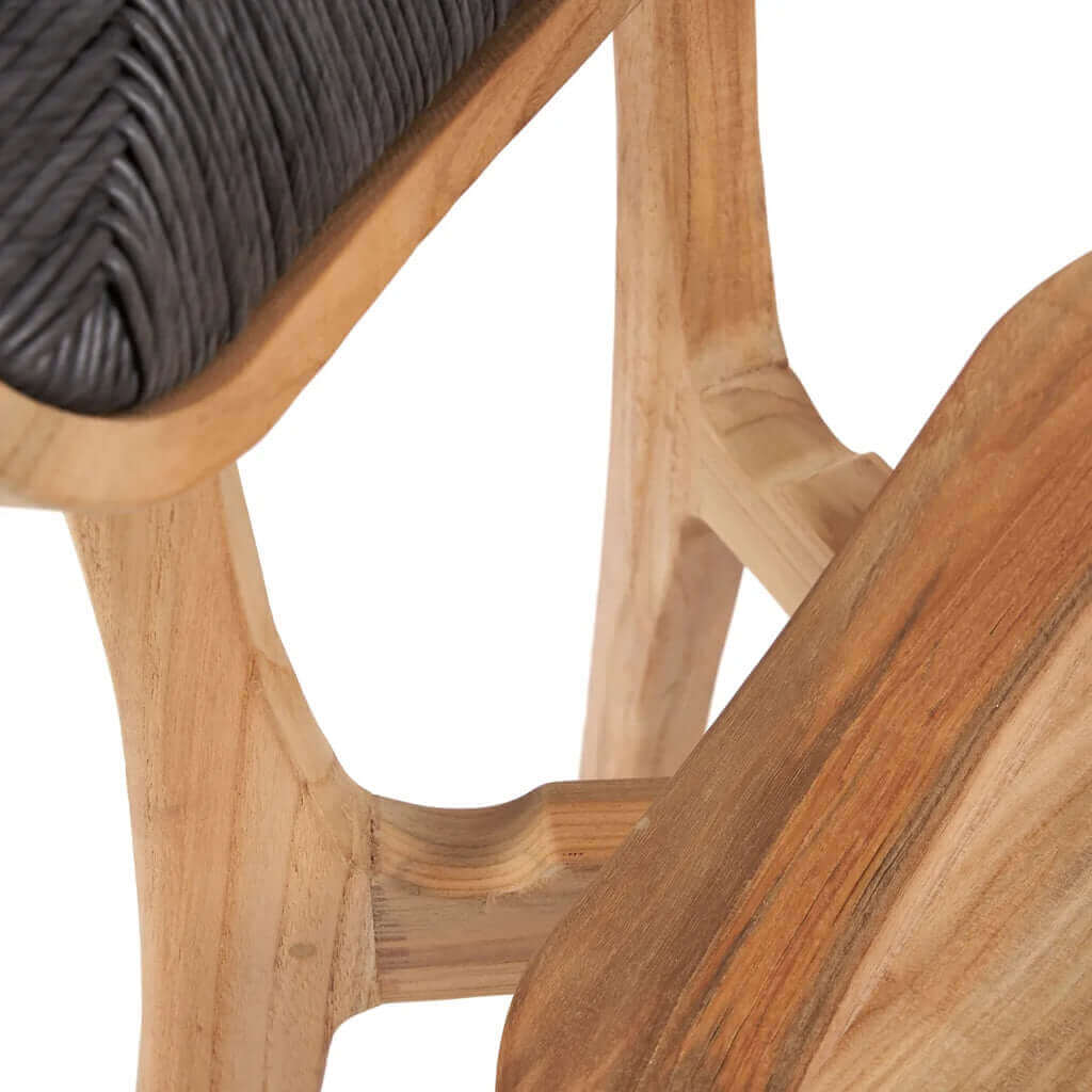 Detail van de Arigato eetkamerstoel in gerecycled teakhout, geschikt voor binnen en buiten gebruik, zwart gevlochten zitting.