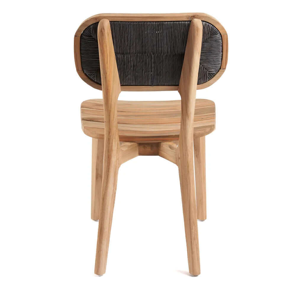 Houten De Arigato Eetkamerstoel met zwart accenten, perfect voor binnen en buitengebruik, gemaakt van gerecycled teakhout.