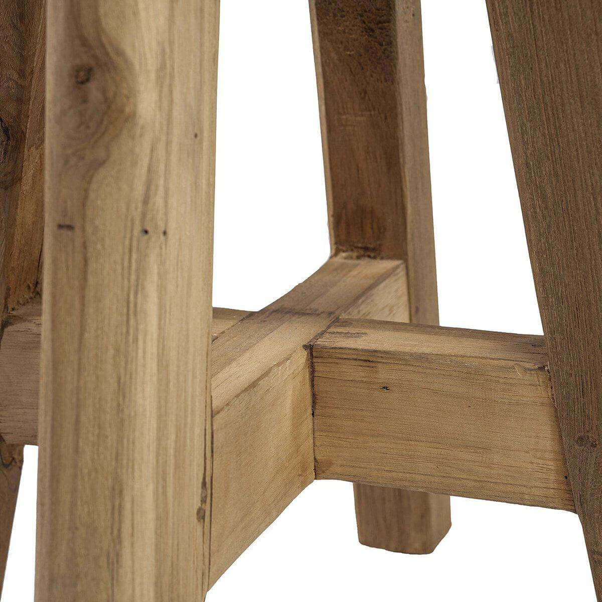 Detail van de De Atziri Kruk, gemaakt van duurzaam hout met een stevige zitting. Ideaal voor een natuurlijk en stijlvol interieur.