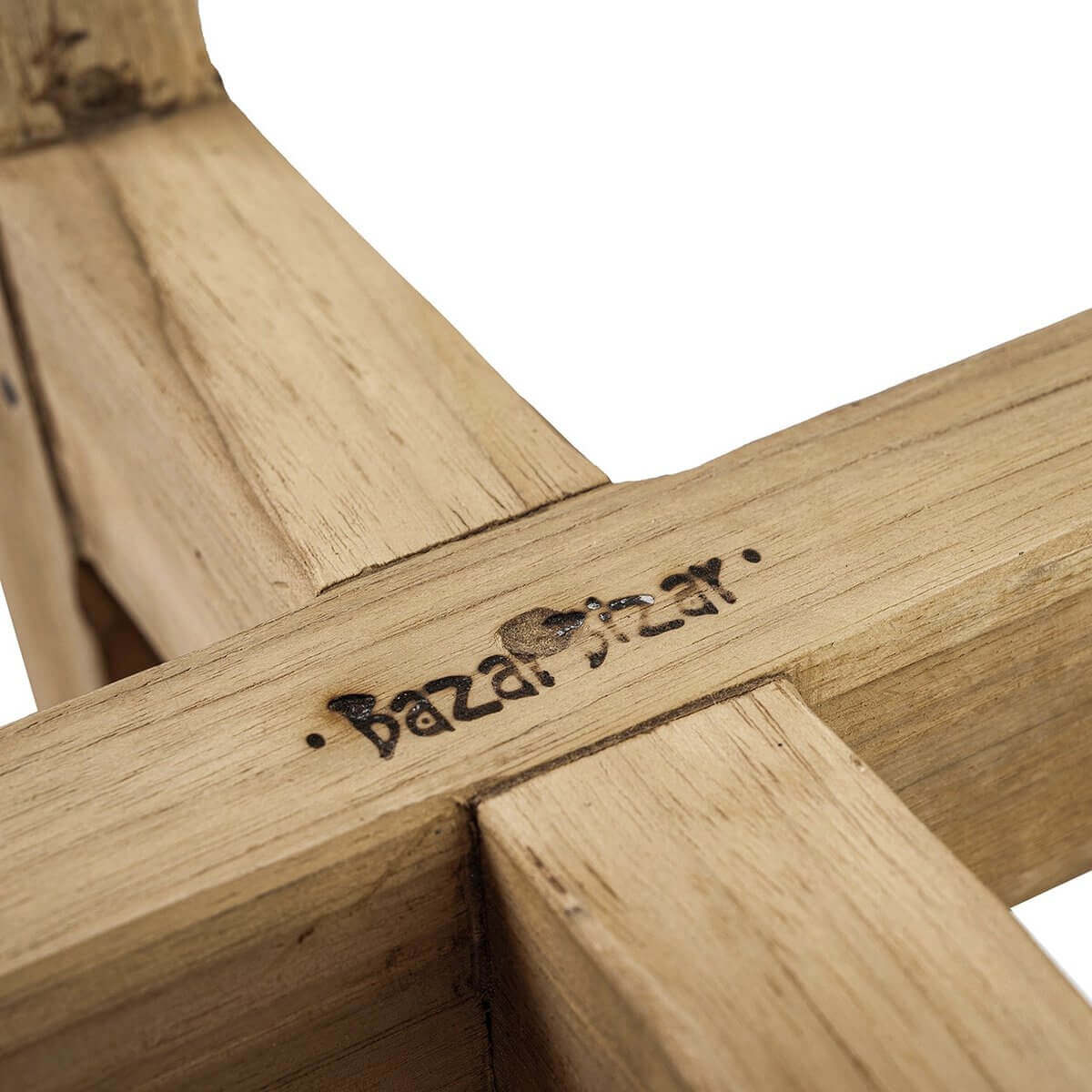 Detail van De Atziri Kruk, duurzaam houten materiaal met stevig design, natuurlijke uitstraling voor elk interieur.