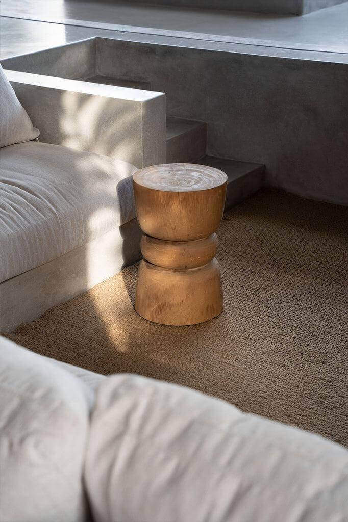 Houten De Aukai kruk in elegant interieur, 45 cm hoog. Handgemaakte suarhout tafel met strikvorm voor zowel binnen als overdekt buiten.